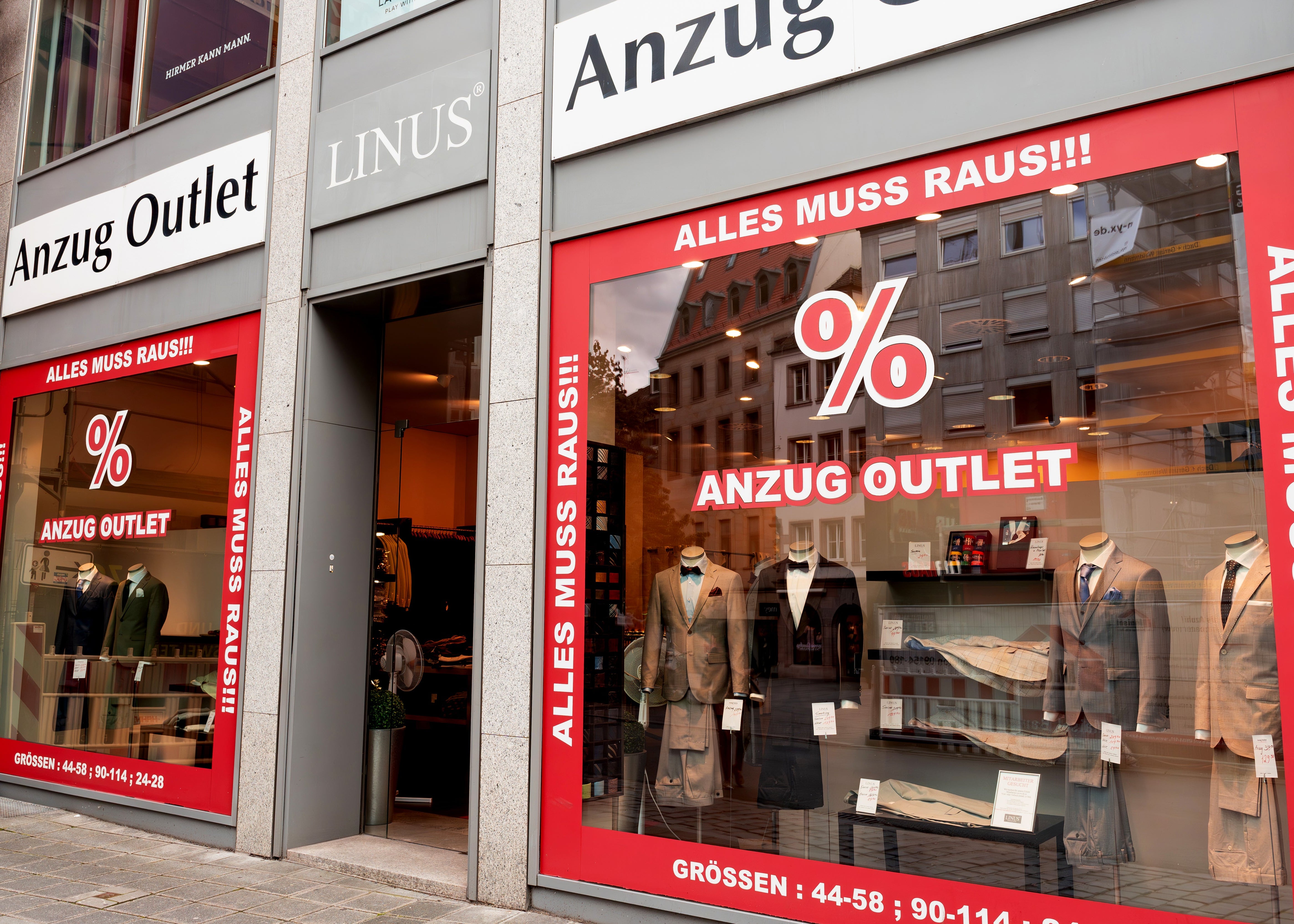Schaufenster mit eleganten Anzügen.