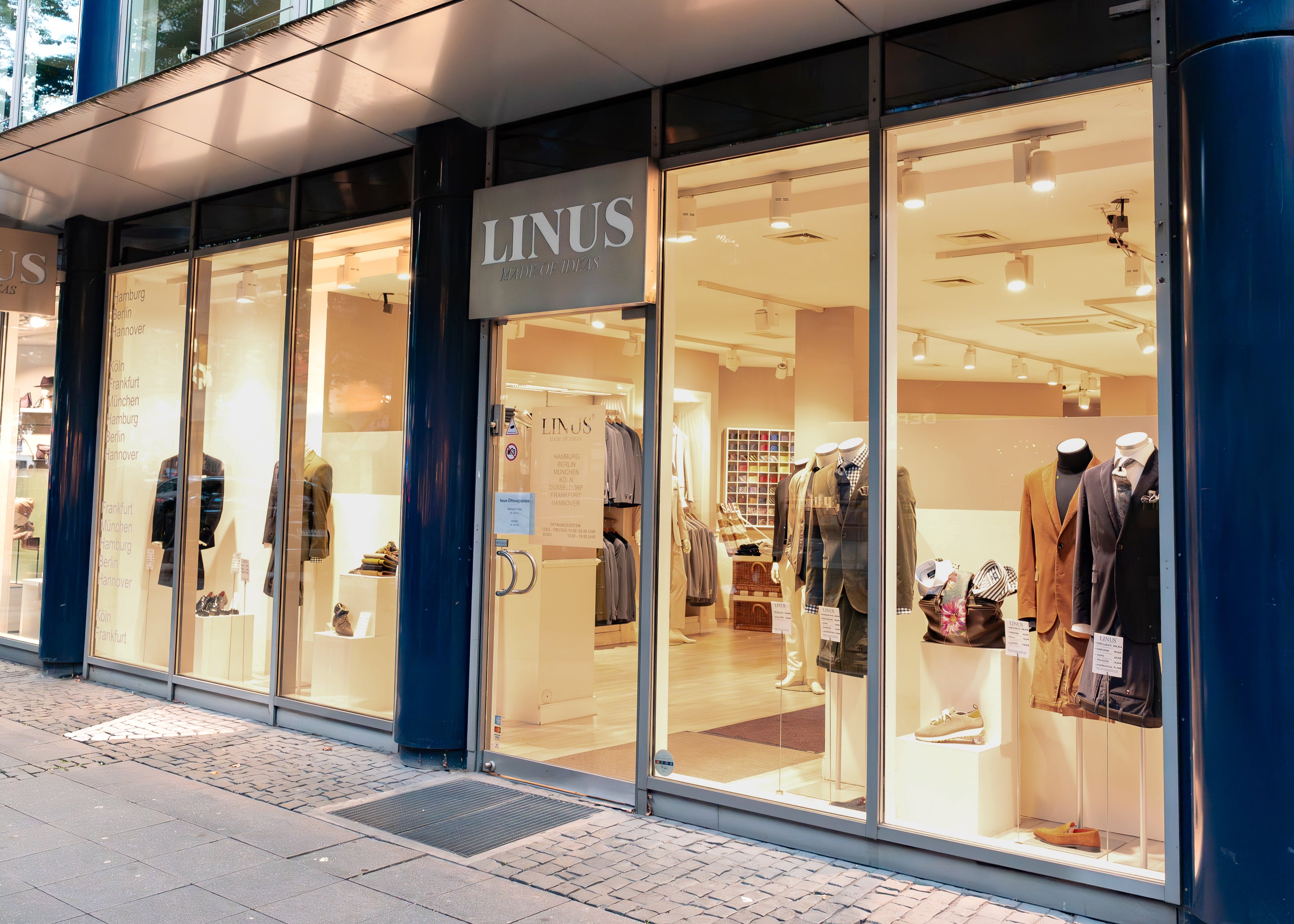 Schaufenster mit eleganter Herrenmode.