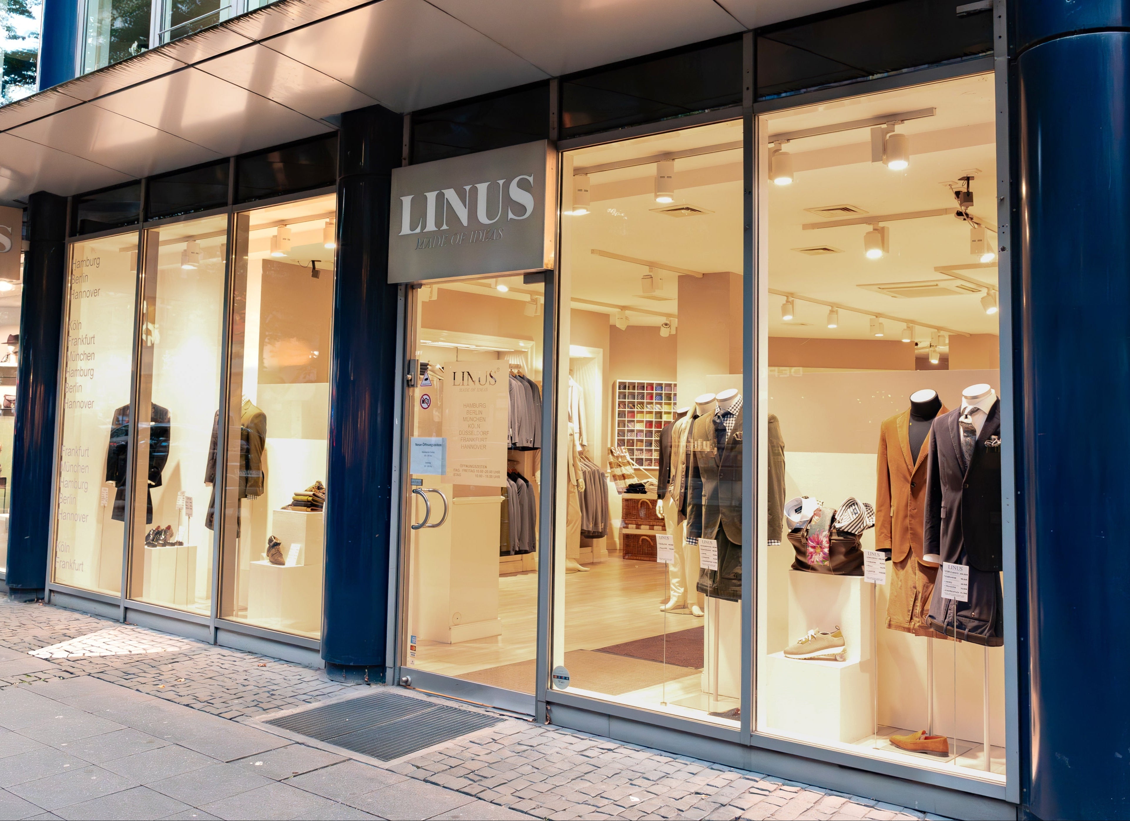 Schaufenster mit eleganter Herrenmode.