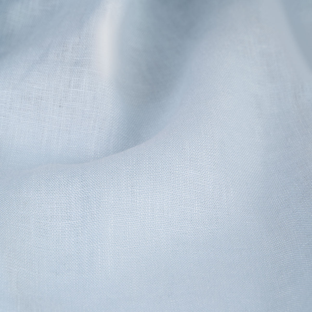Hellblauer Leinenstoff in Nahaufnahme.