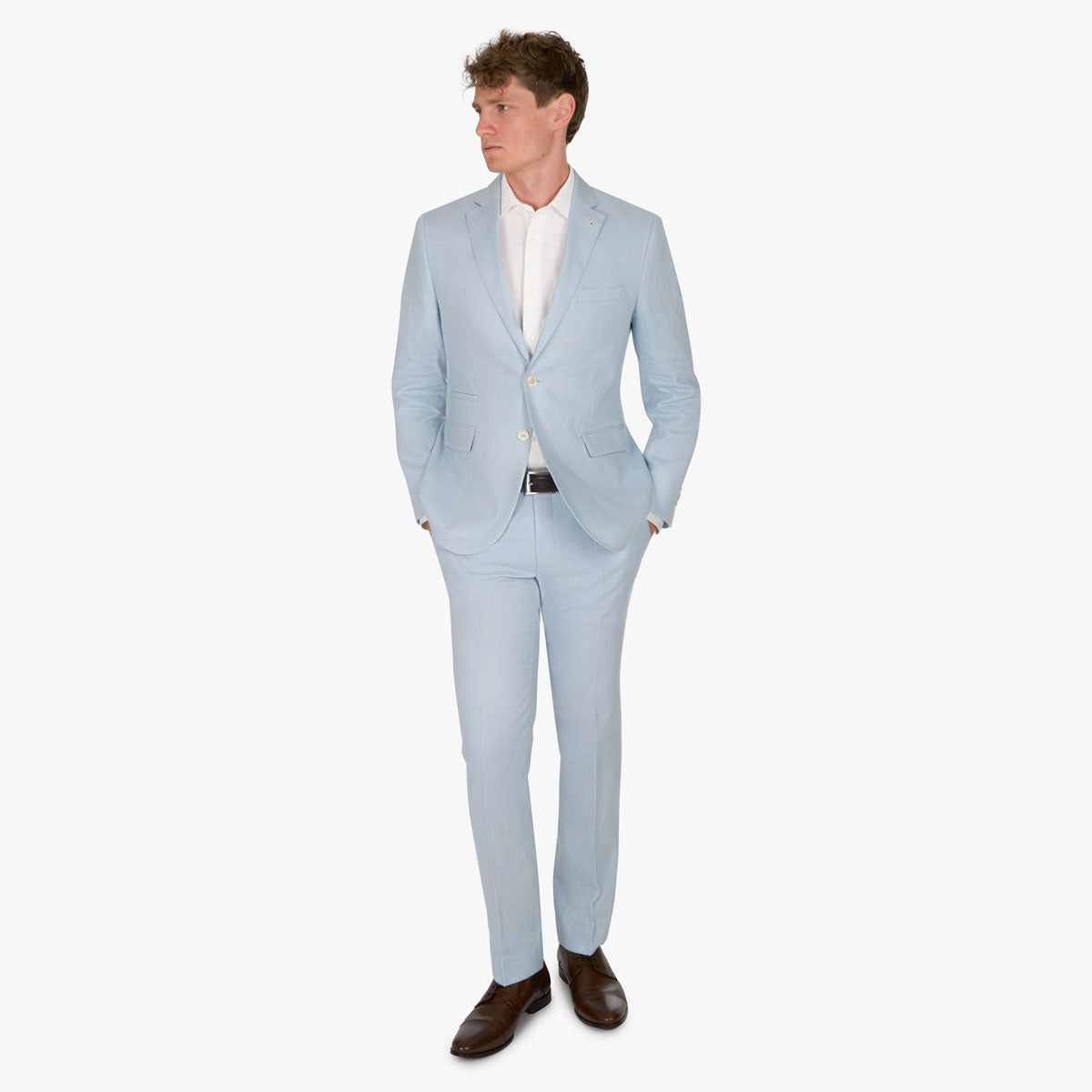 Mann im eleganten, hellblauen Anzug.