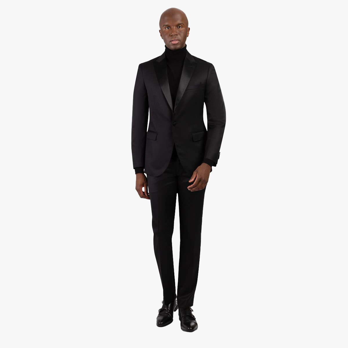 Mann in elegantem schwarzen Anzug.