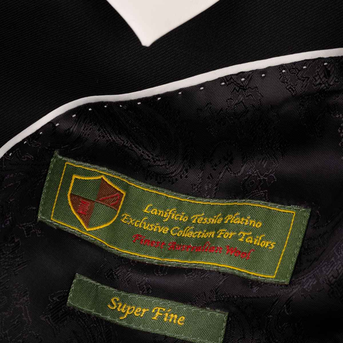 Etiketten auf elegantem Herrenanzugstoff.