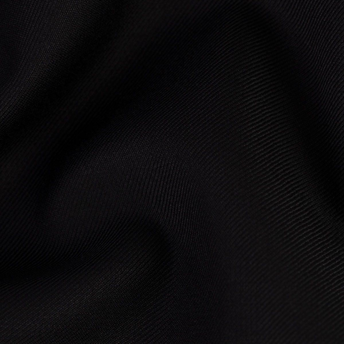 Schwarzer eleganter Stoff, Nahaufnahme.