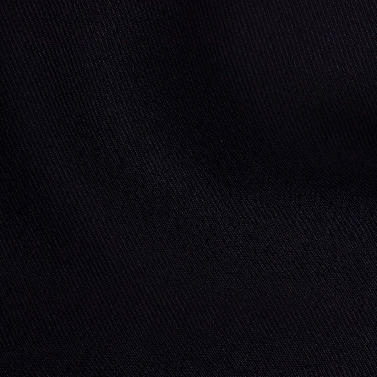 Schwarzer Stoff mit feiner Textur.