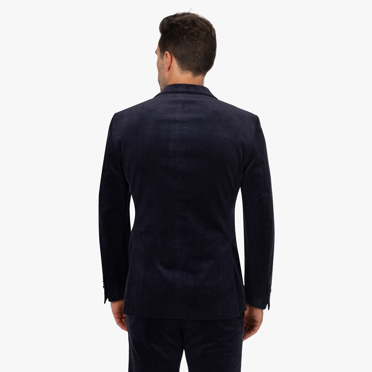 Mann in elegantem Anzugrücken.