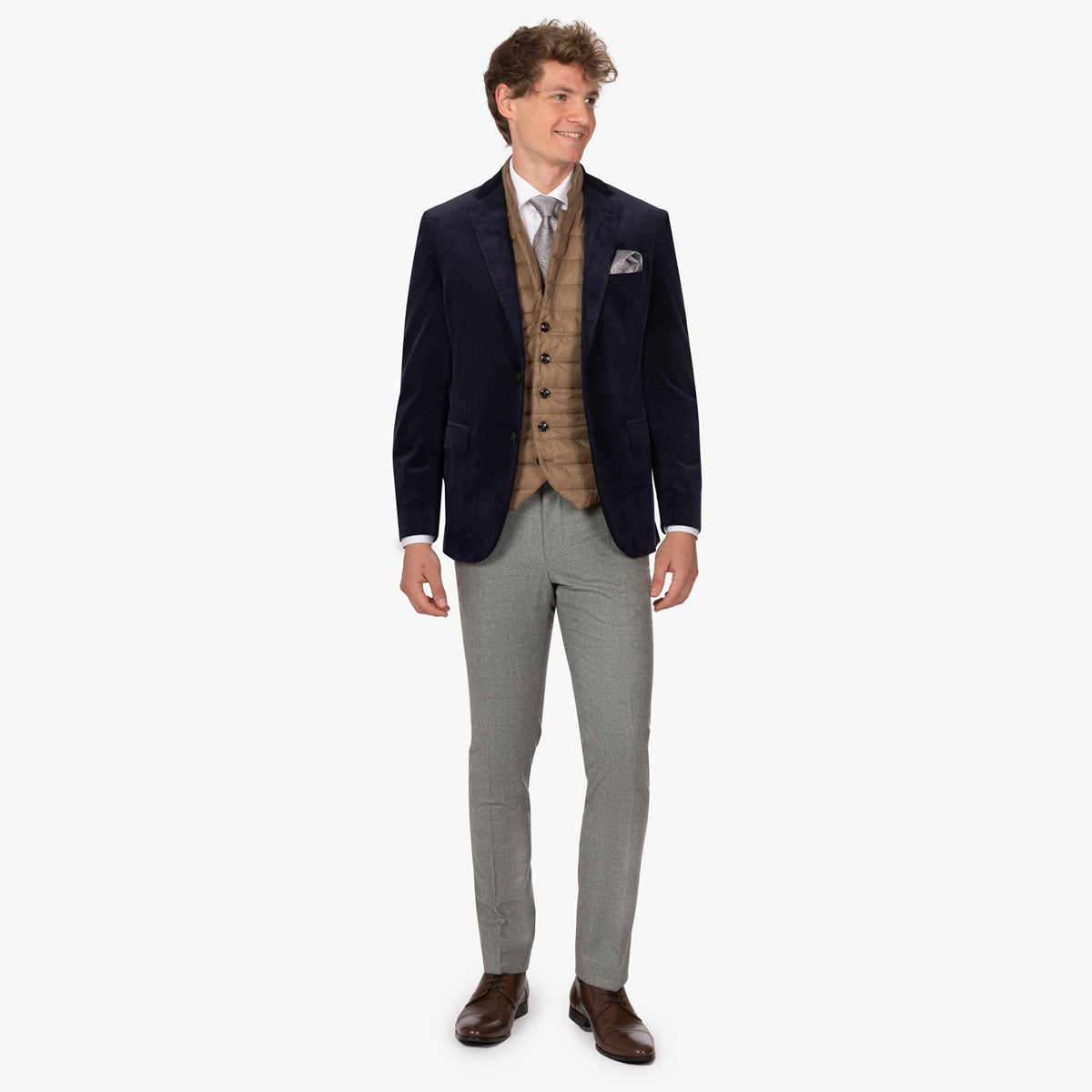 Mann in eleganter Herrenmode gekleidet.