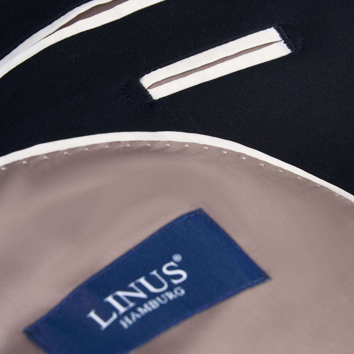 Sakko-Innenfutter mit LINUS-Label.