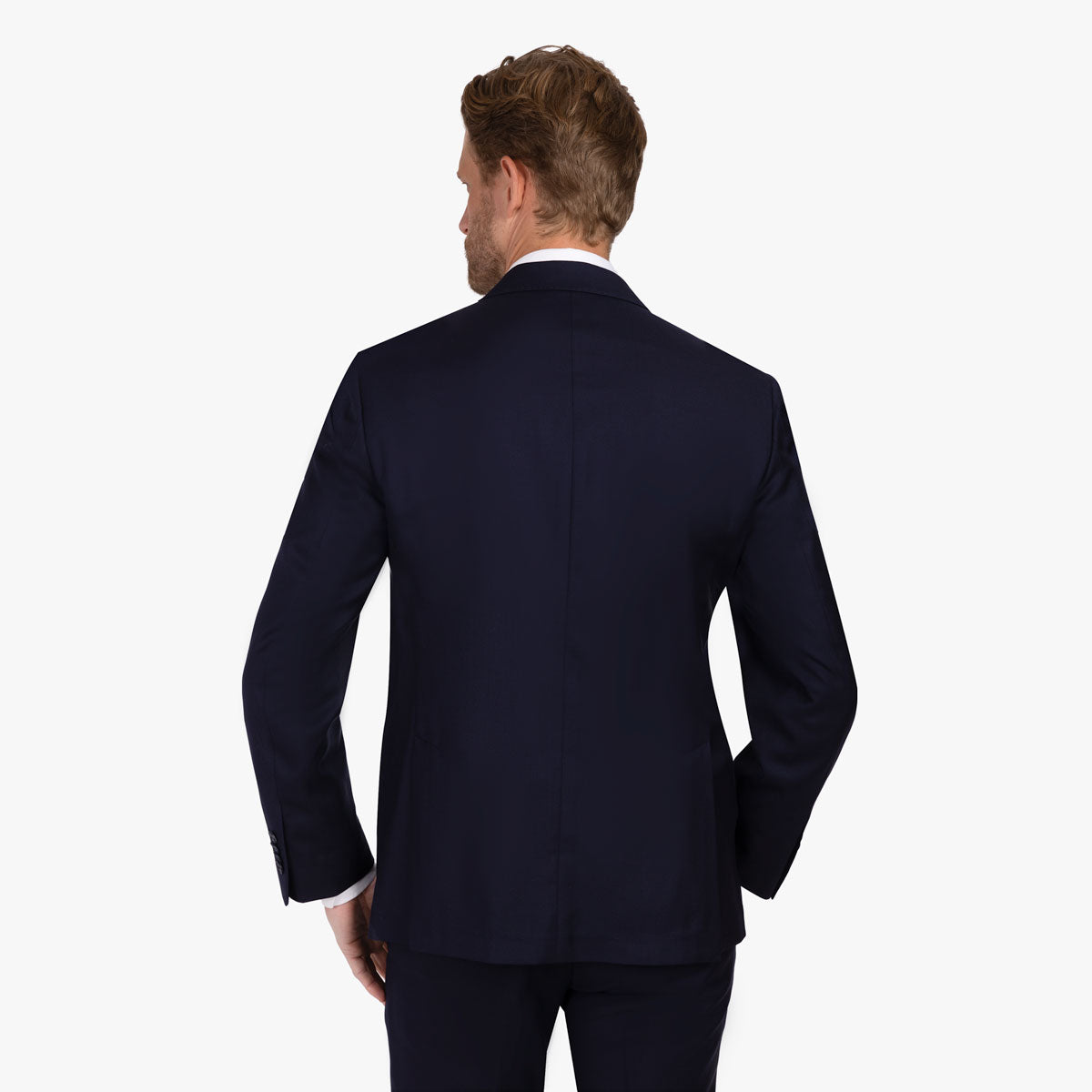 Mann im eleganten Anzug rückseitig.