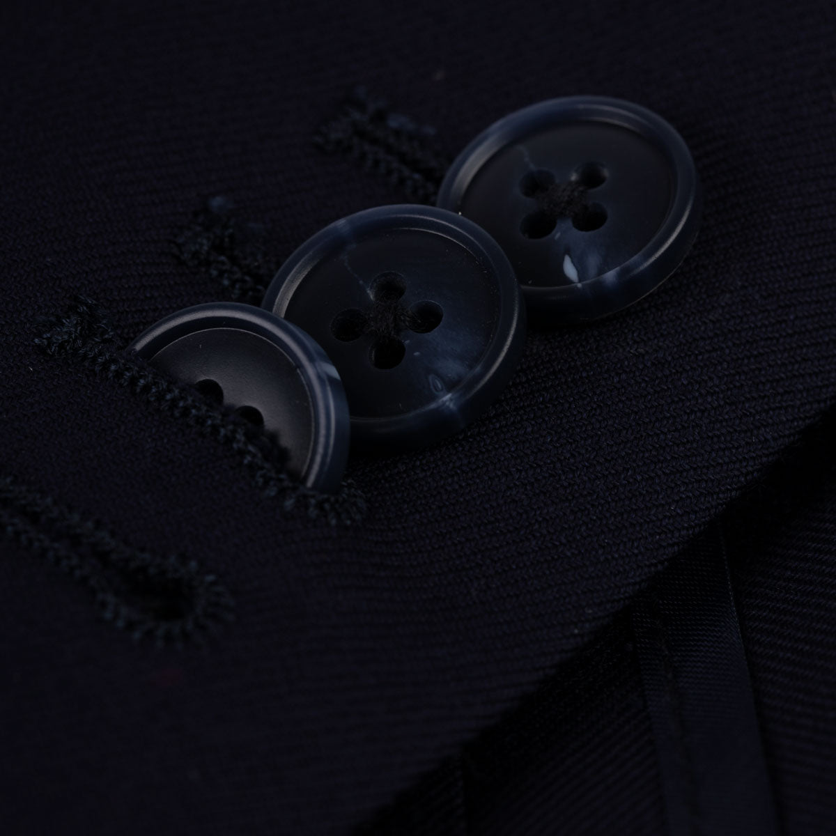 Dunkler Anzug mit Knöpfen.