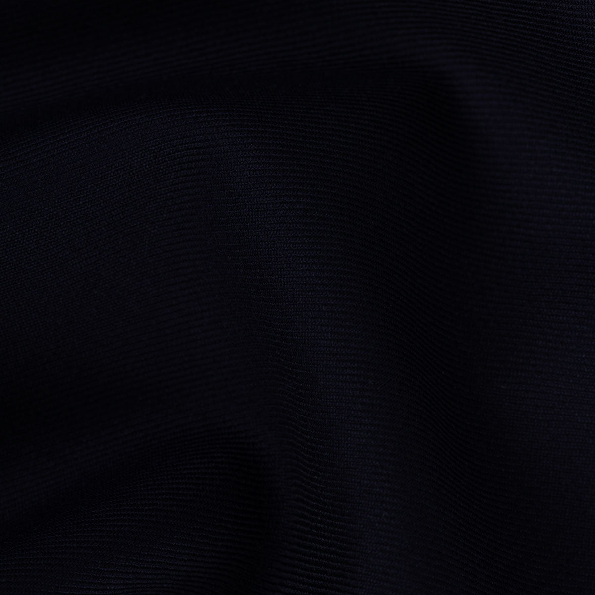 Dunkler, eleganter Stoff in Nahaufnahme.