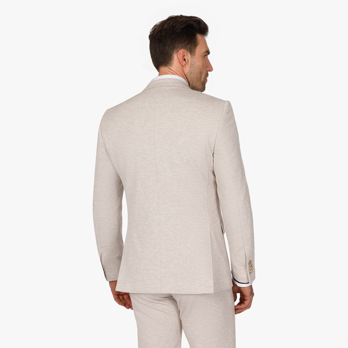 Mann im eleganten Anzug rückseitig.