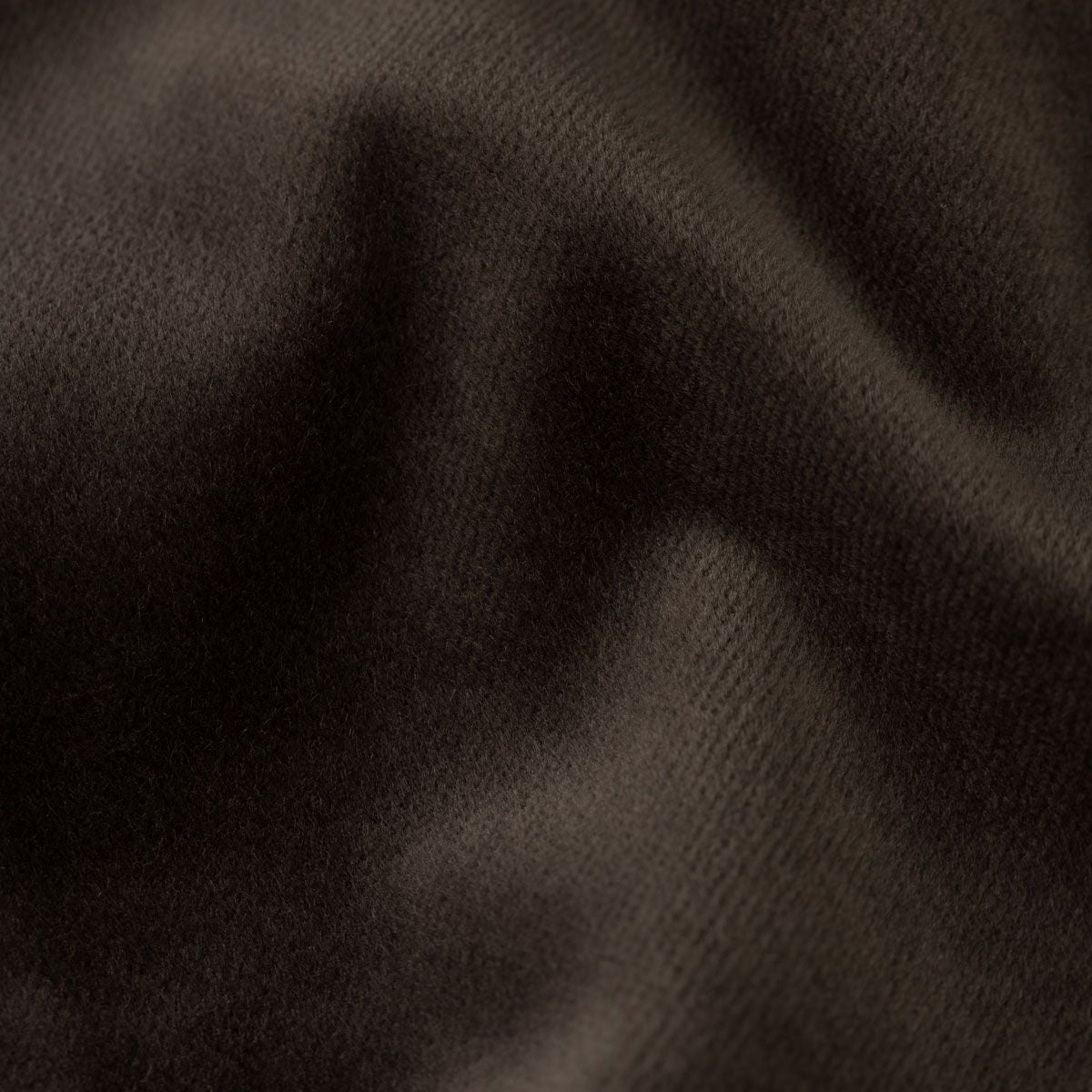 Brauner, eleganter Stoff in Nahaufnahme.