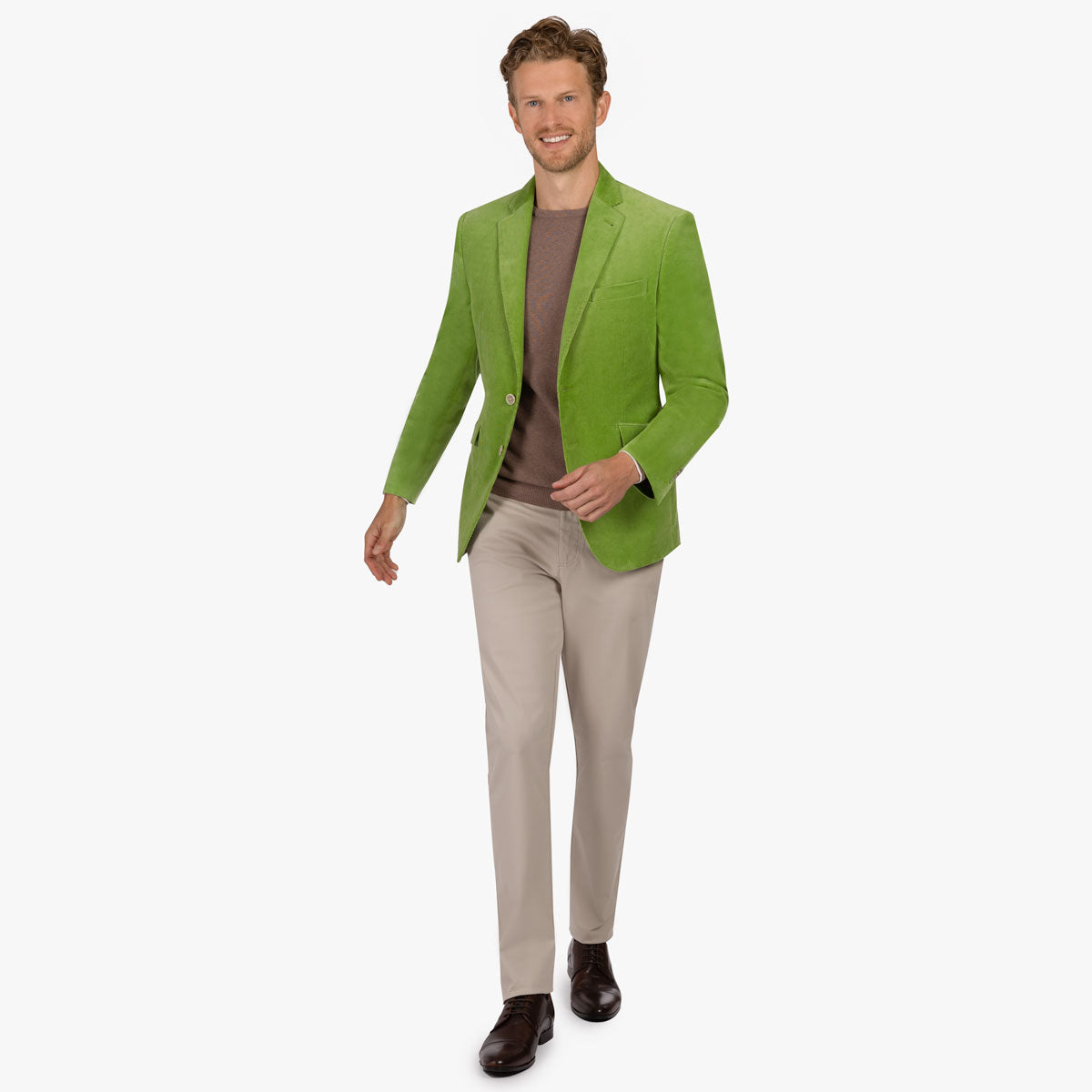 Mann in eleganter Herrenmode gehend.