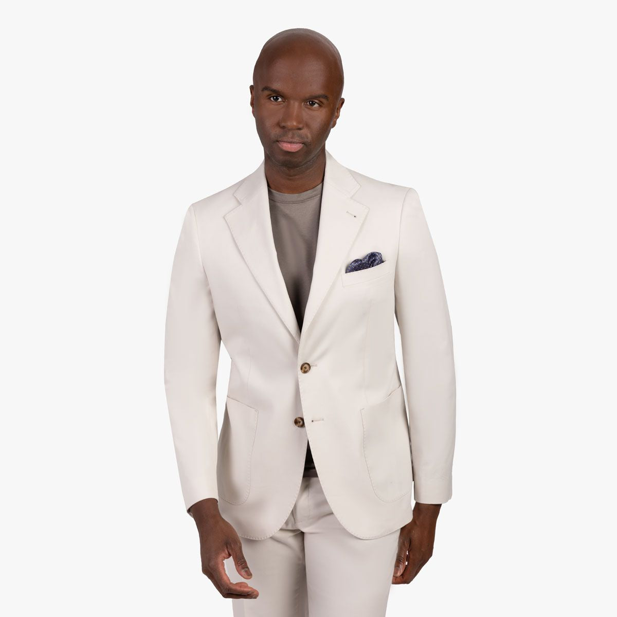 Mann in elegantem, hellem Anzug.