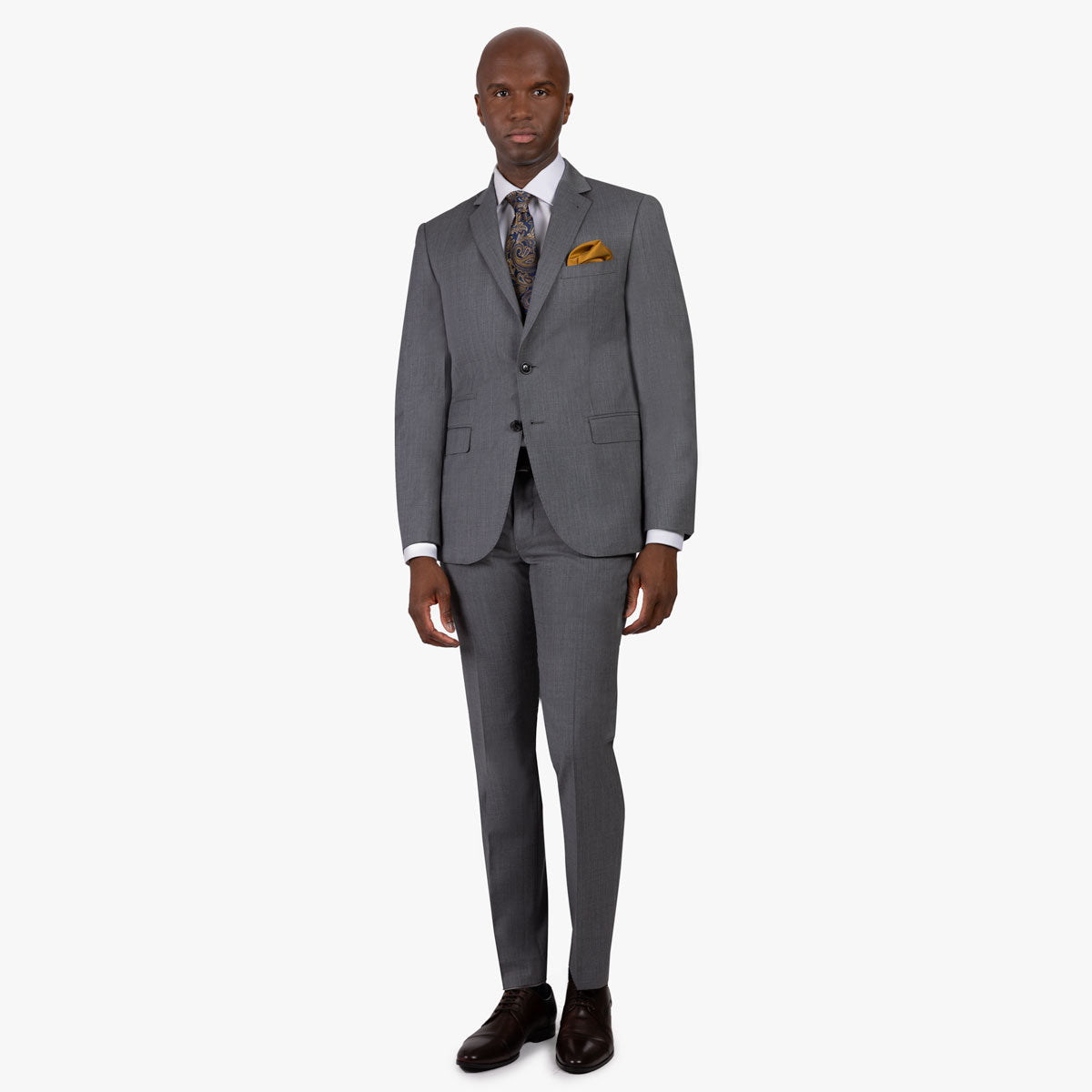 Mann im grauen Anzug stehend.