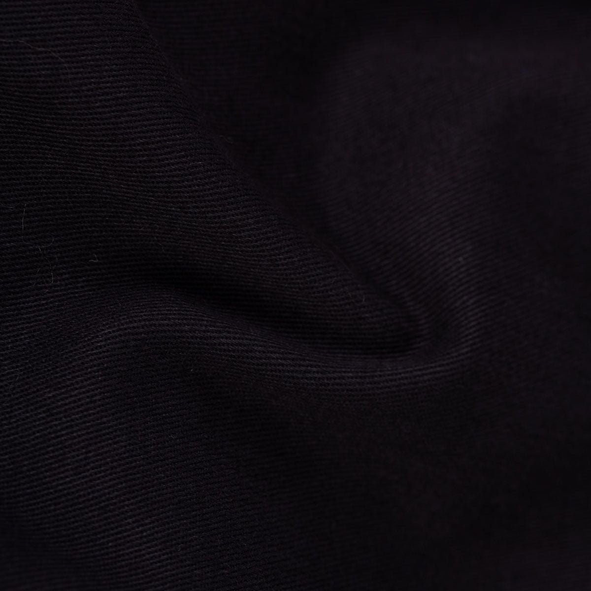 Schwarzer Stoff mit feiner Textur.