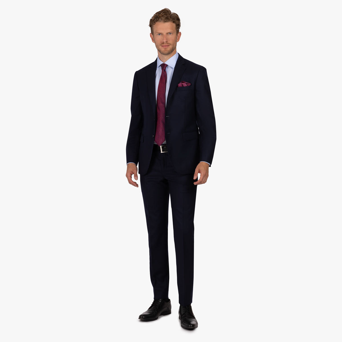 Mann im eleganten Anzug stehend.