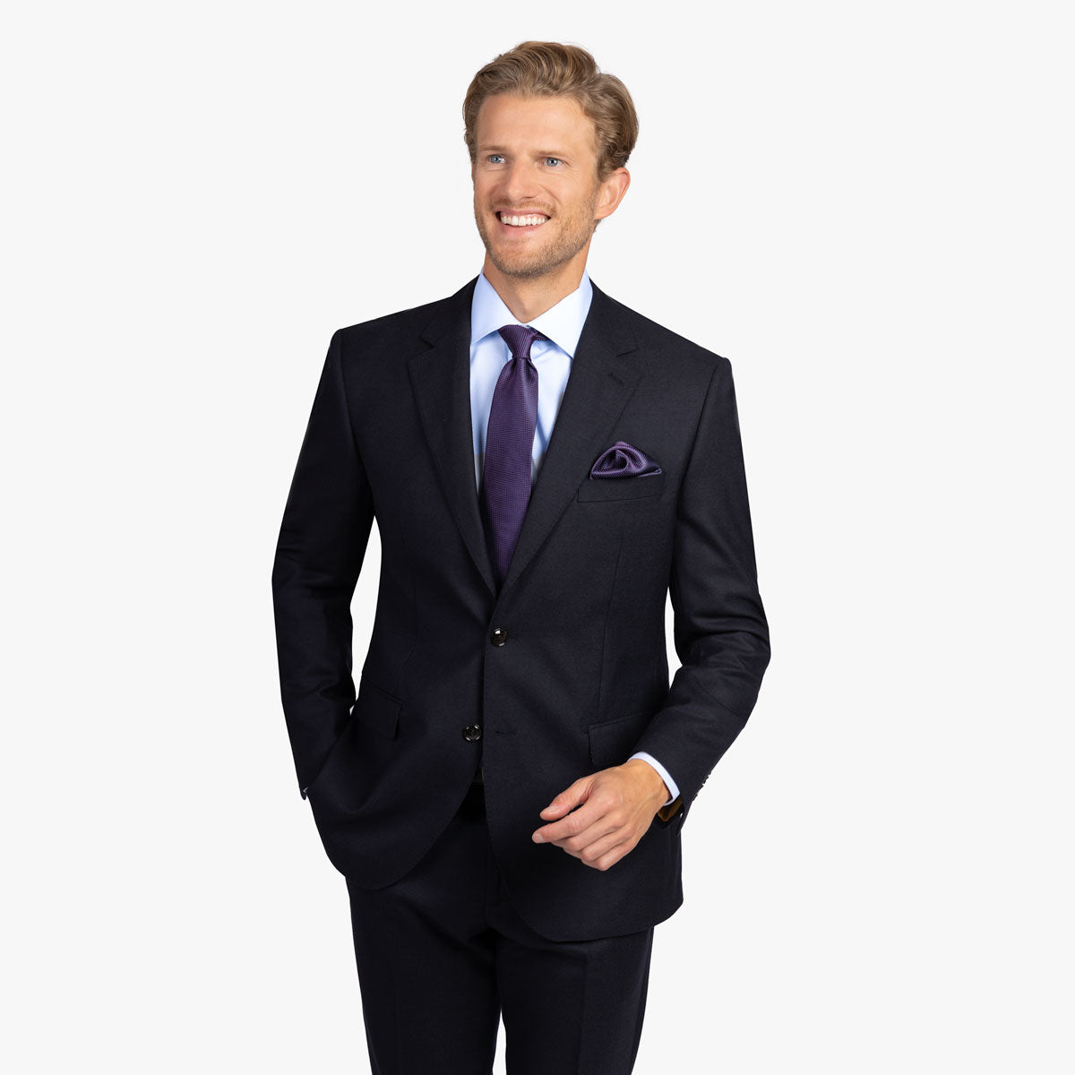 Mann im eleganten Anzug lächelnd.