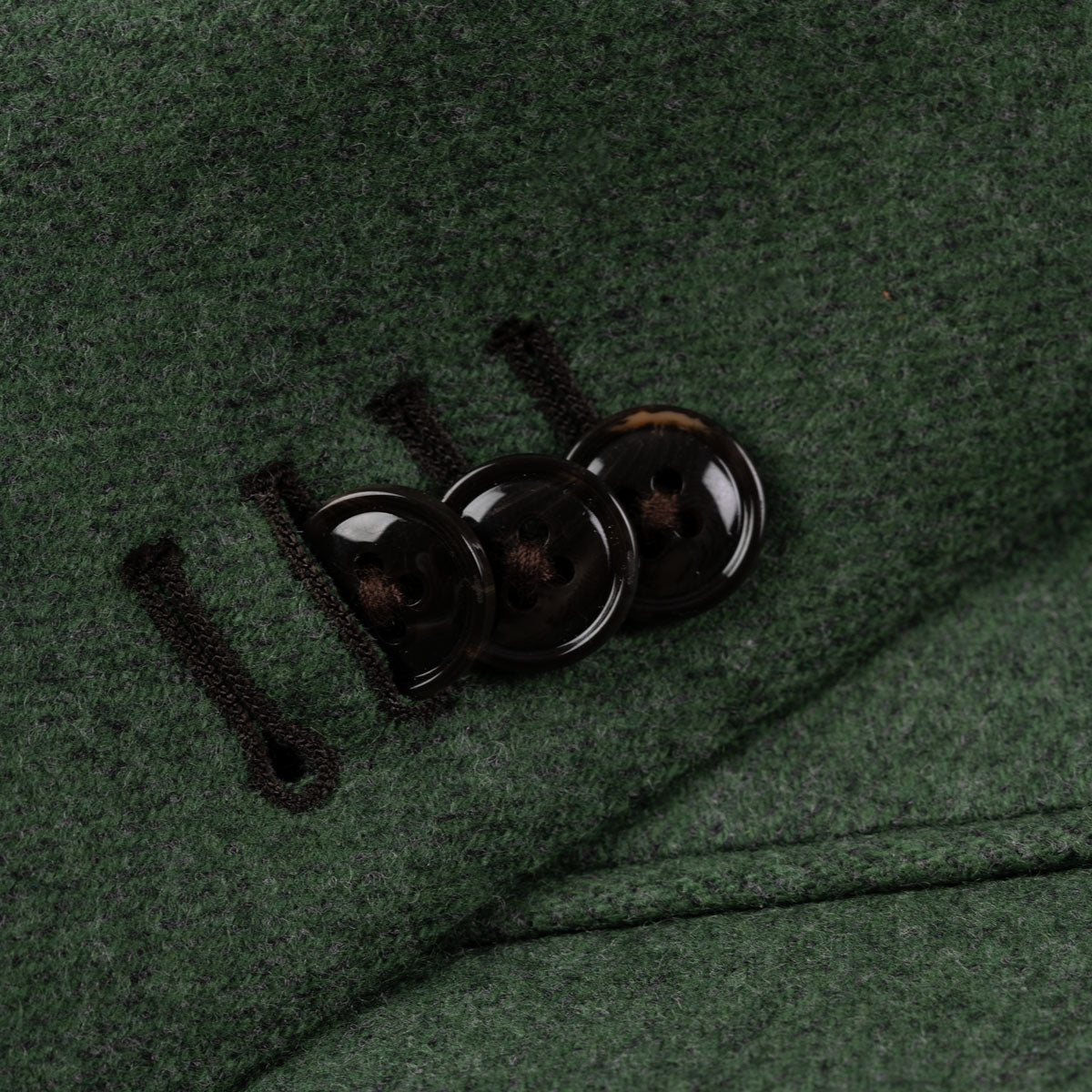 Grüner Stoff mit Knöpfen.