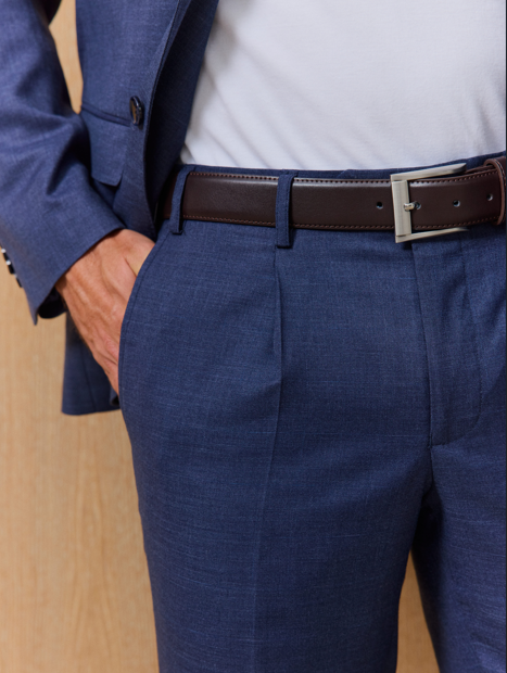 Mann in blauem Anzug.