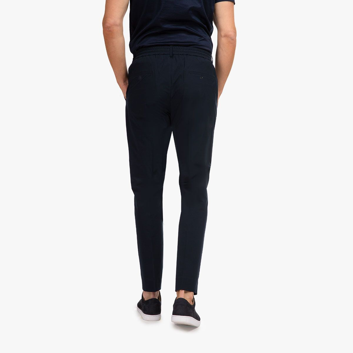 Mann in eleganter Hose, Rückansicht.