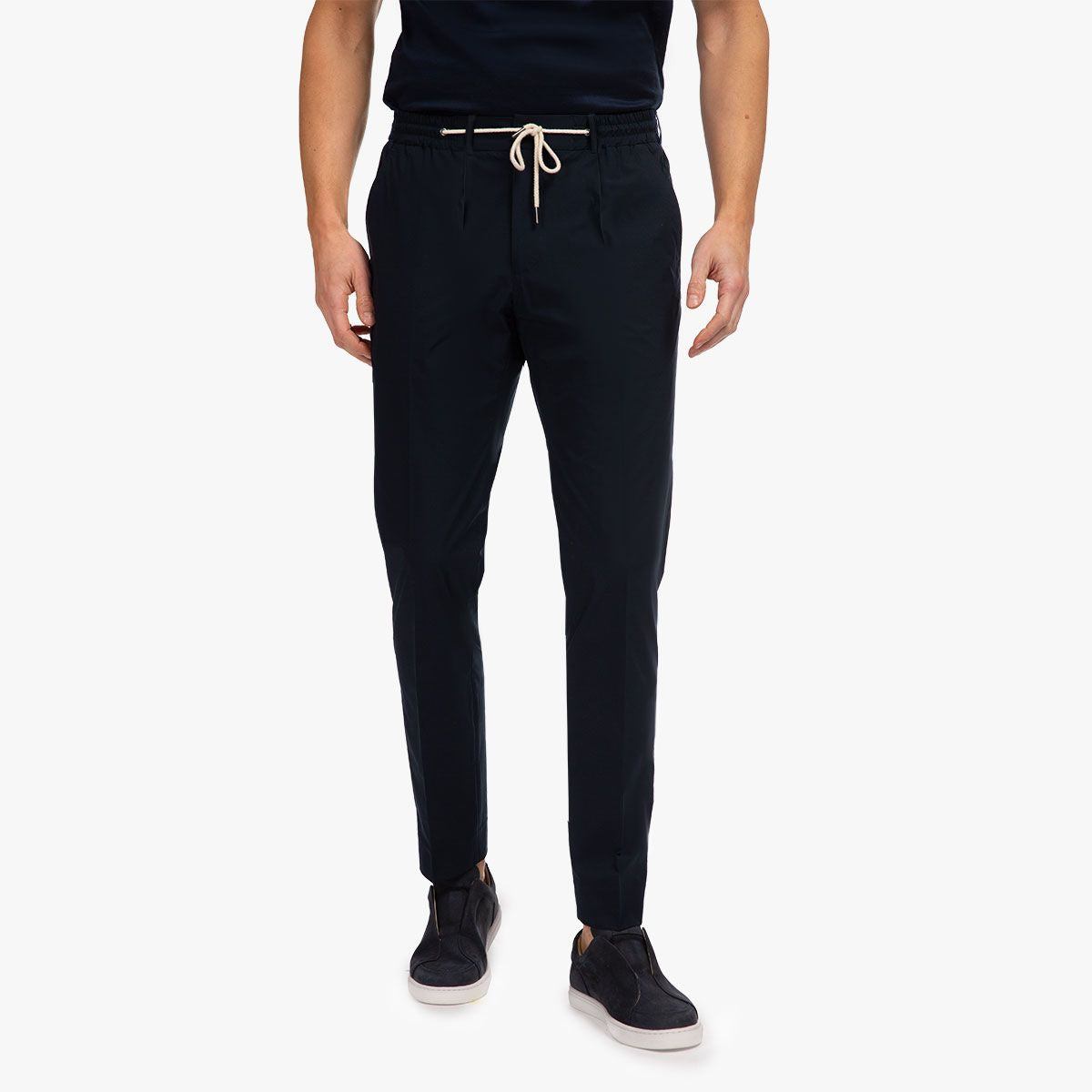 Mann trägt elegante schwarze Hose.