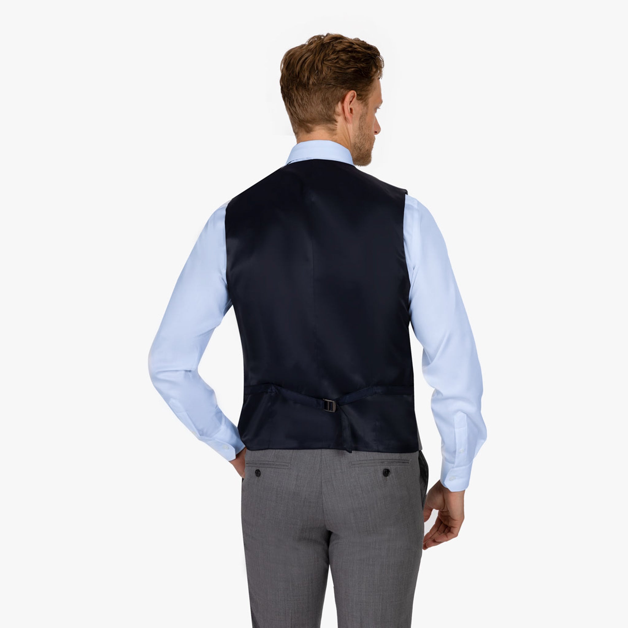 Mann in eleganter Herrenmode Rückansicht.