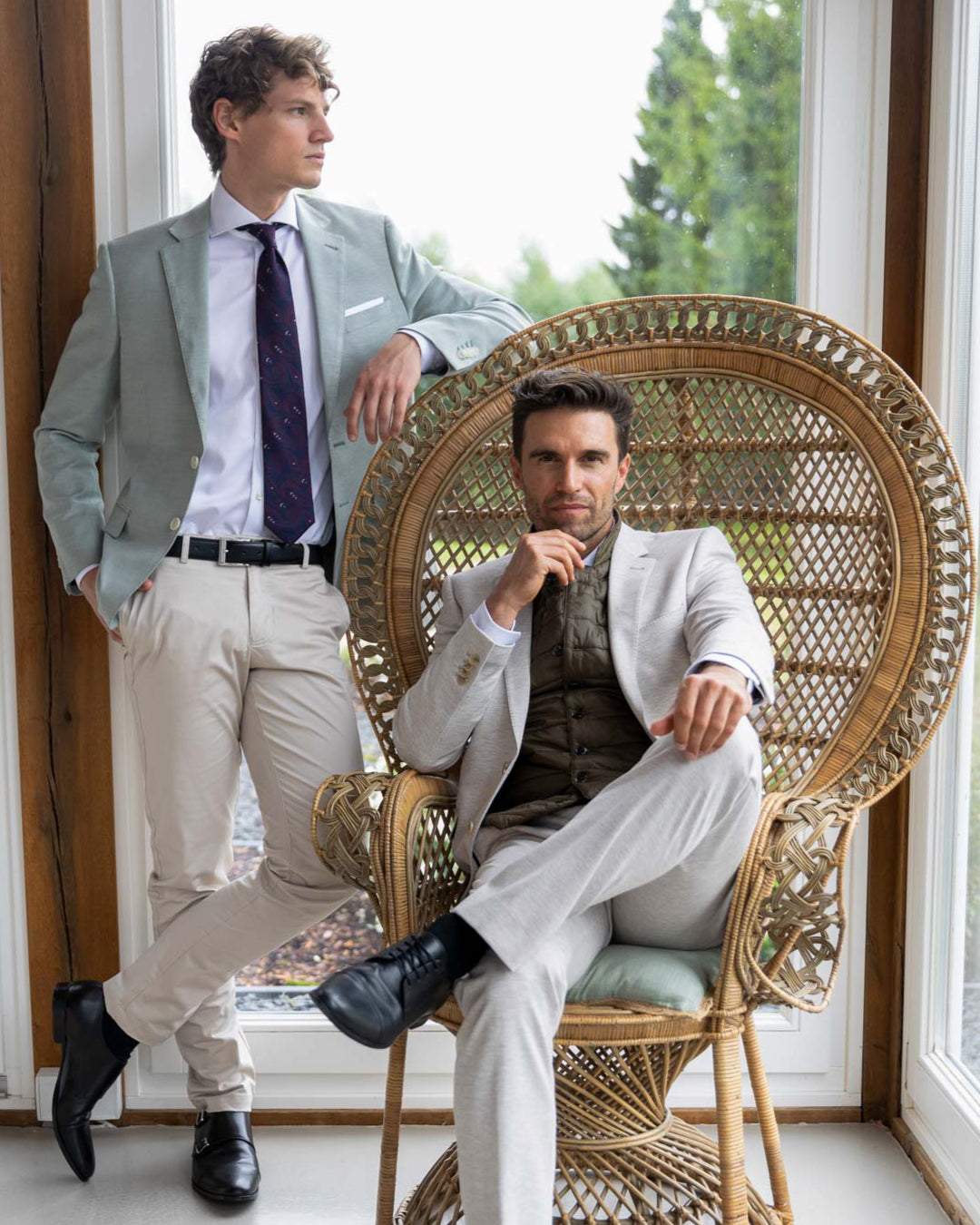 Zwei Männer in unterschiedlichen Anzügen