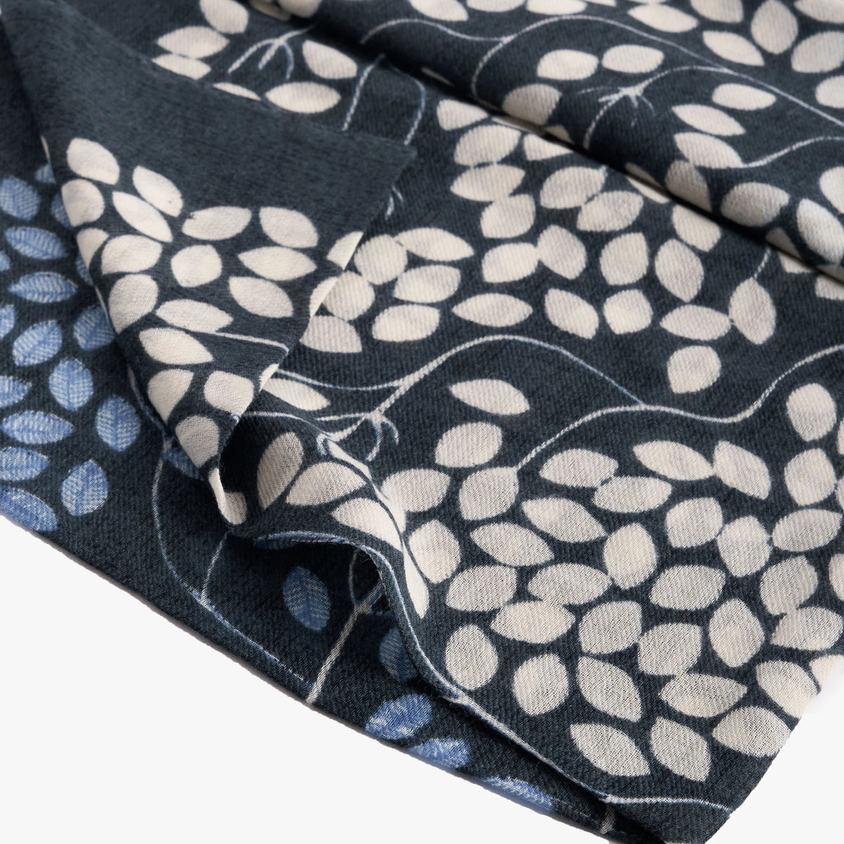 Schal in Grau mit floralem Muster aus Wolle C14-534 COL: GREY Bild 2