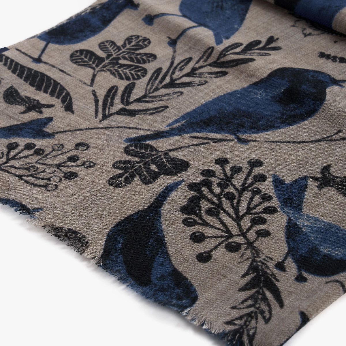 Schal mit Vogel-Motiv in Beige und Blau aus Wolle C21-PRT-30 COL:01 Bild 2
