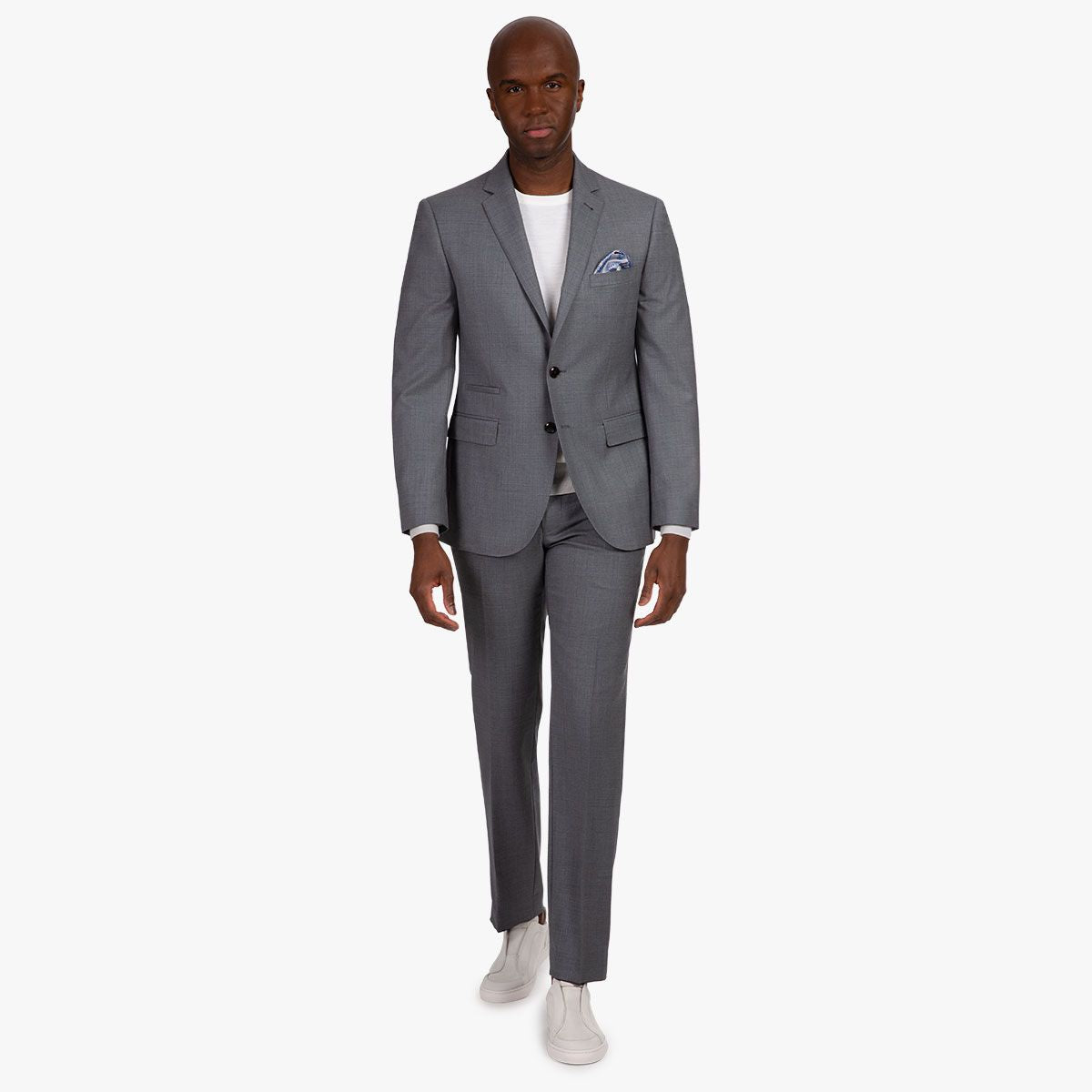 Mann im eleganten grauen Anzug.