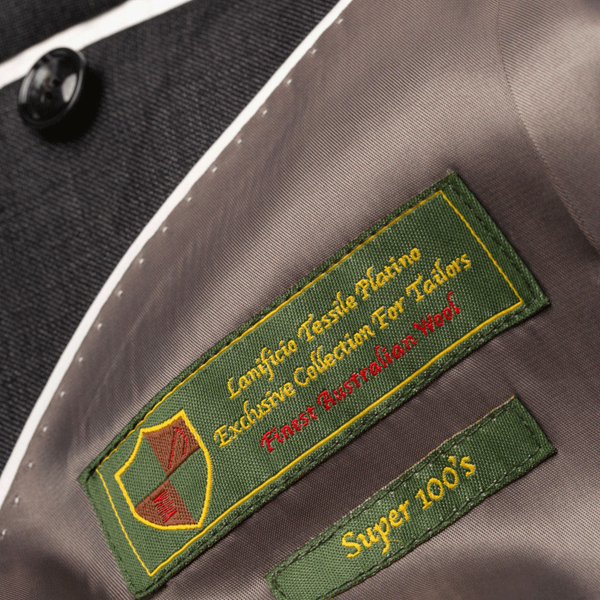 Innenfutter eines eleganten Anzugs.