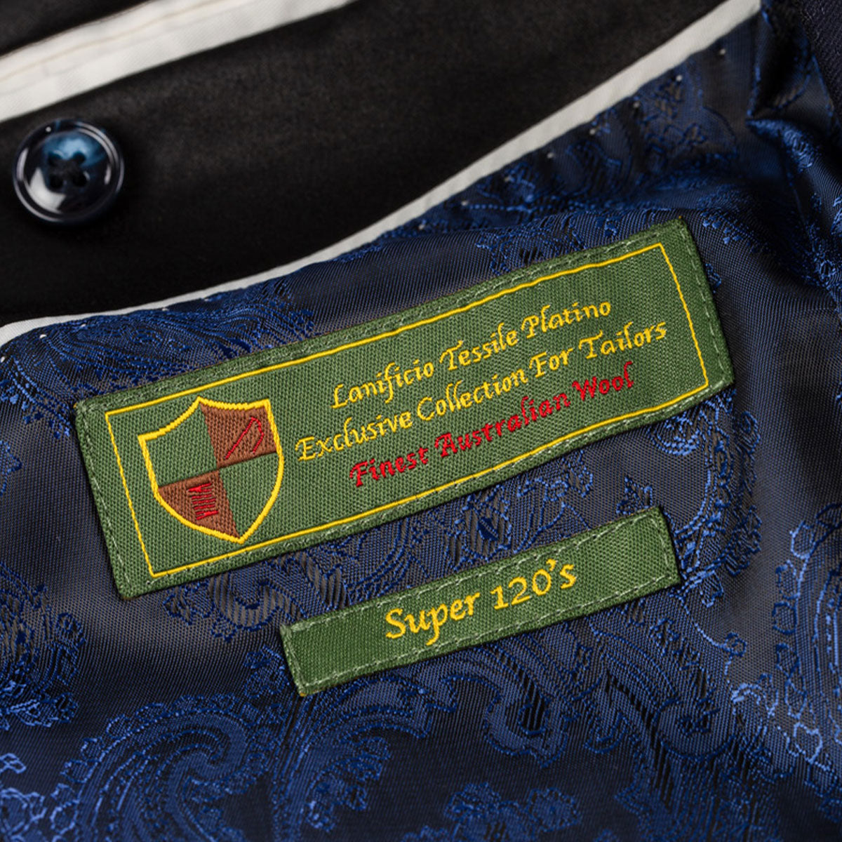 Etikett auf elegantem Herrenanzug.