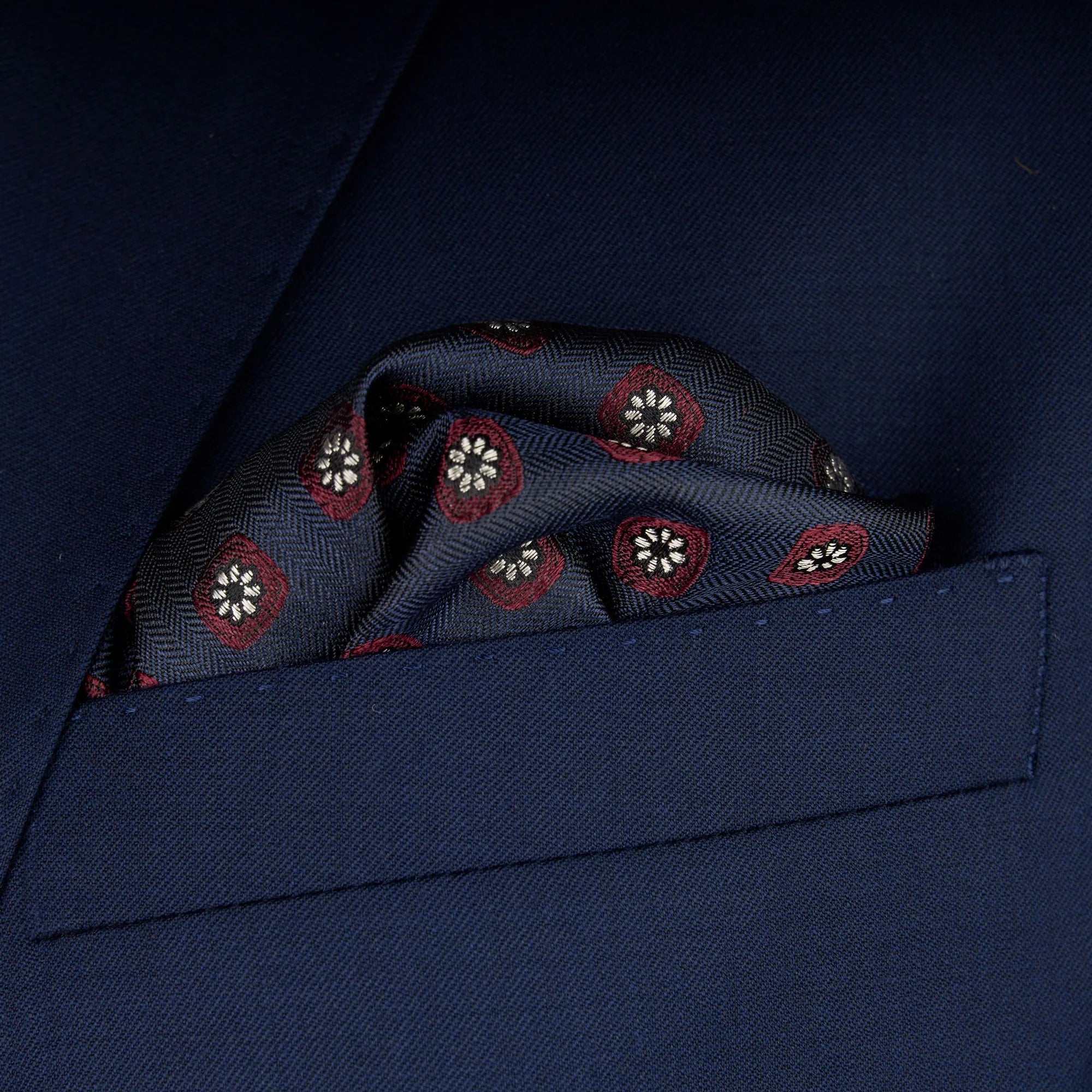 Einstecktuch aus reiner Seide in Dunkelblau mit roten Elementen dkl. blau Bild 1
