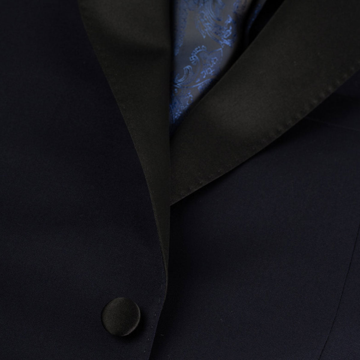 Schwarzes Jackett mit blauem Einstecktuch.