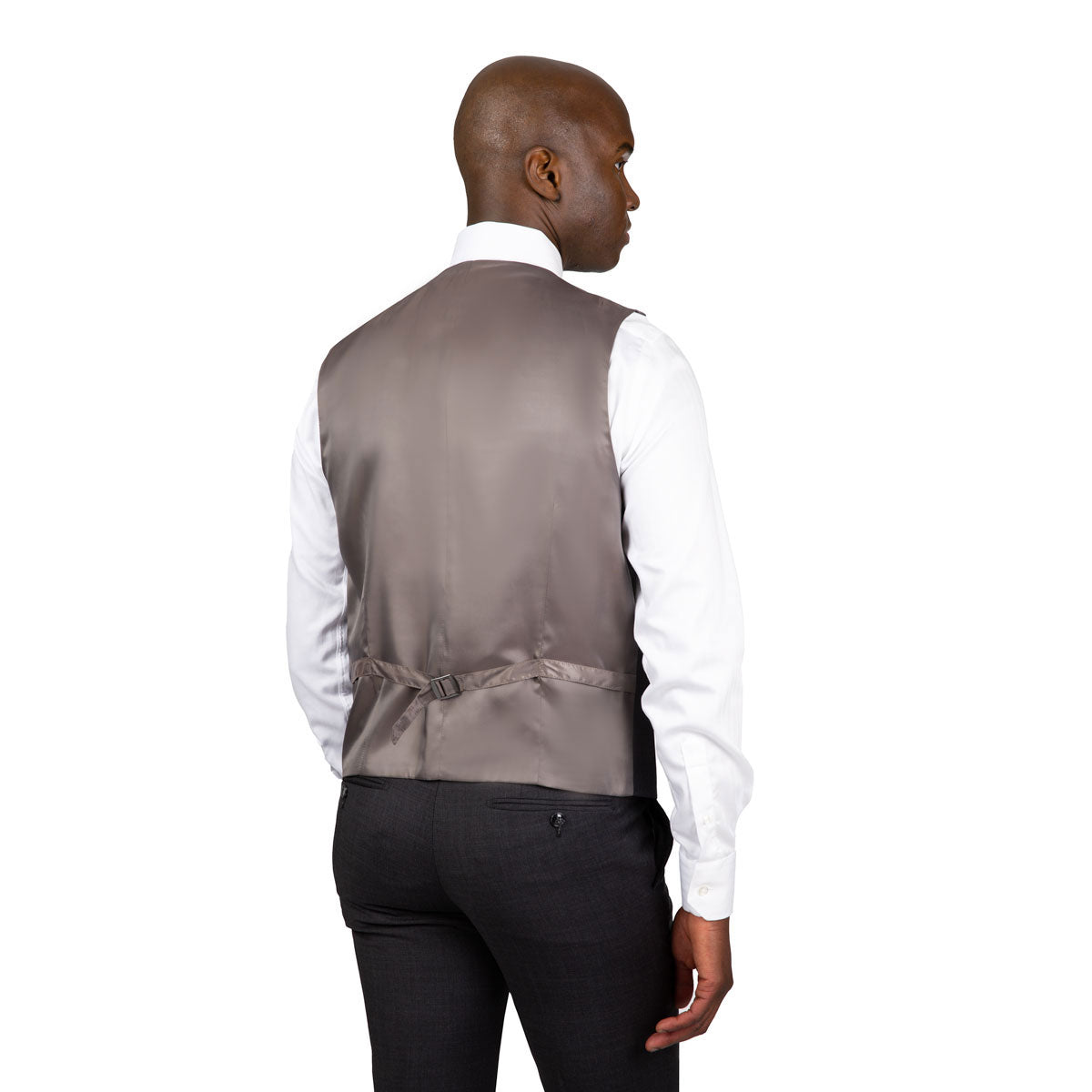 Mann in eleganter Herrenmode rückwärts.