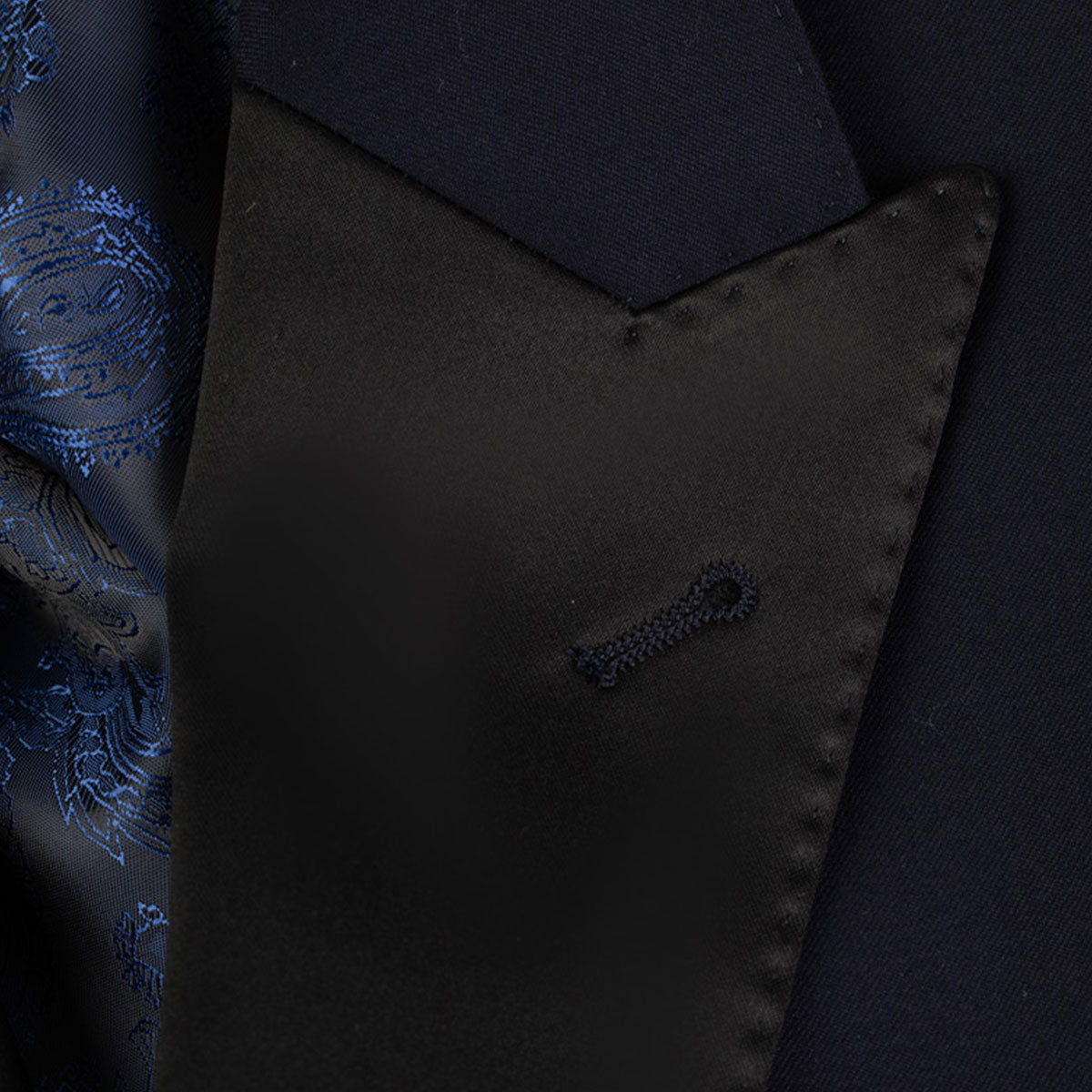 Schwarzes Revers mit blauem Futter.