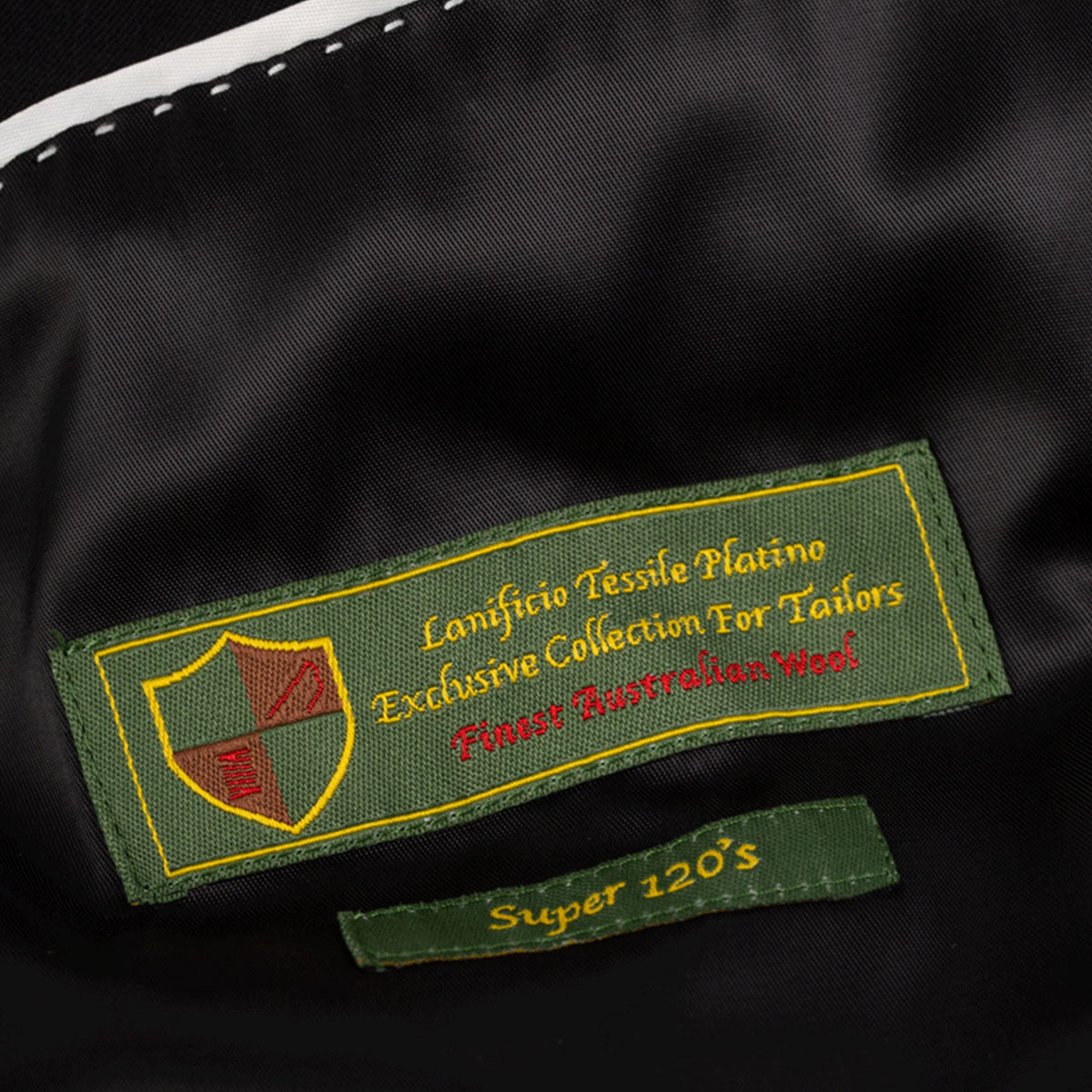 Etikett eines eleganten Herrenanzugs.