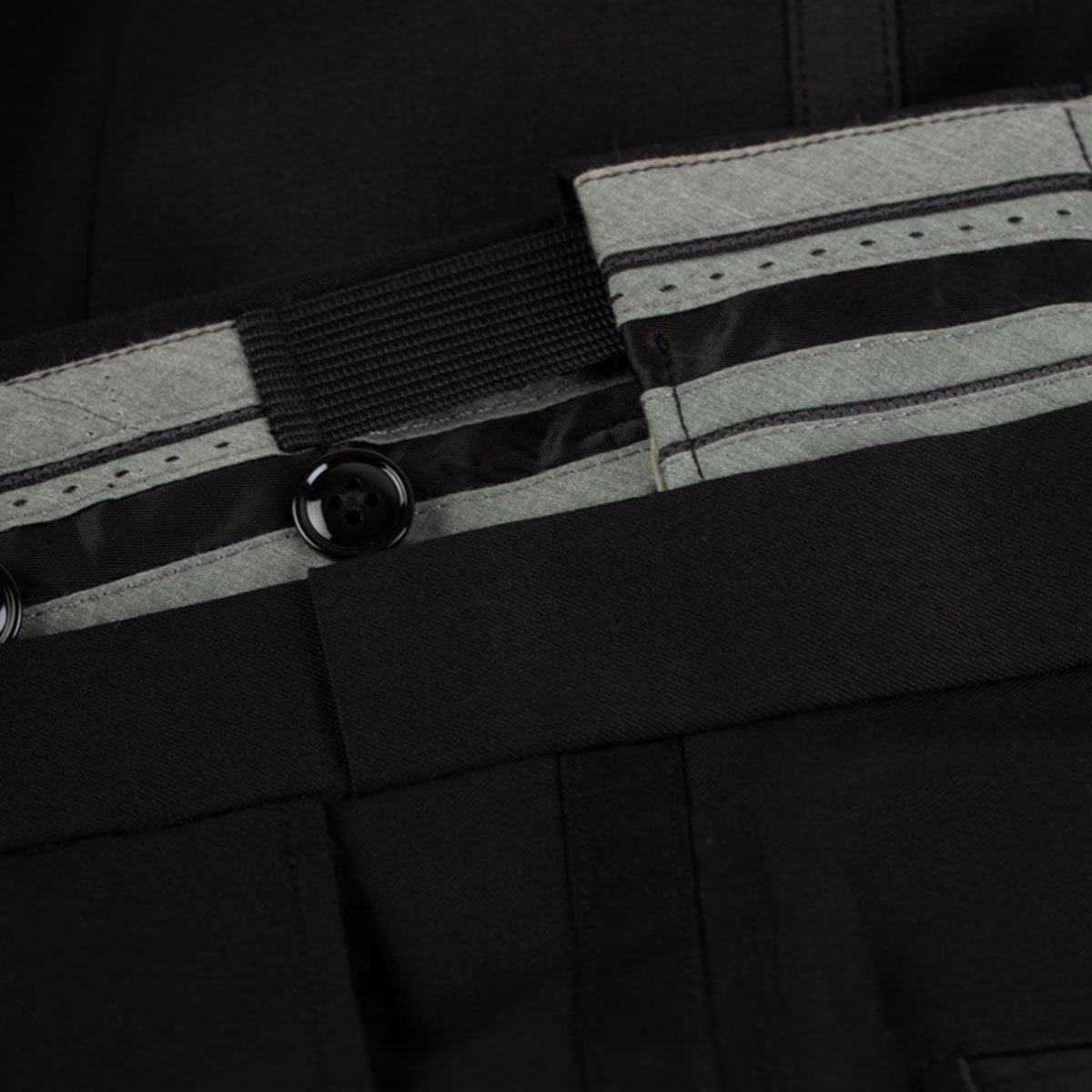 Schwarze Anzughose mit Details.