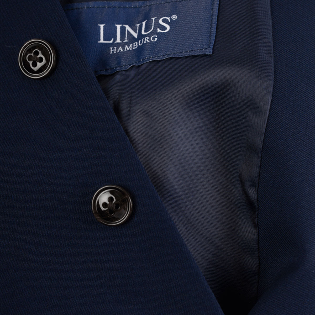 Blauer Anzug mit LINUS-Label.
