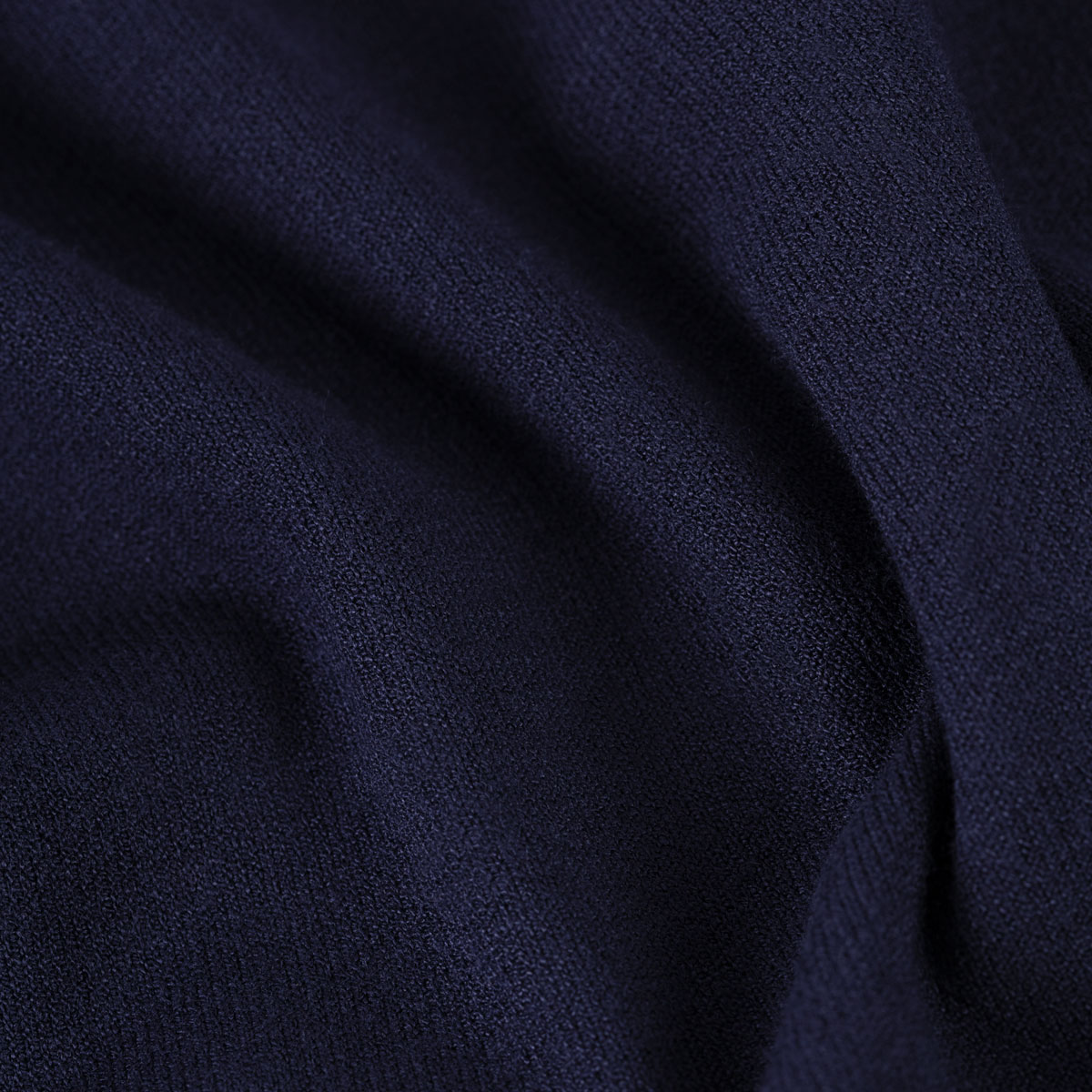 Rundhalspullover in dunkelblau mit weißen Details