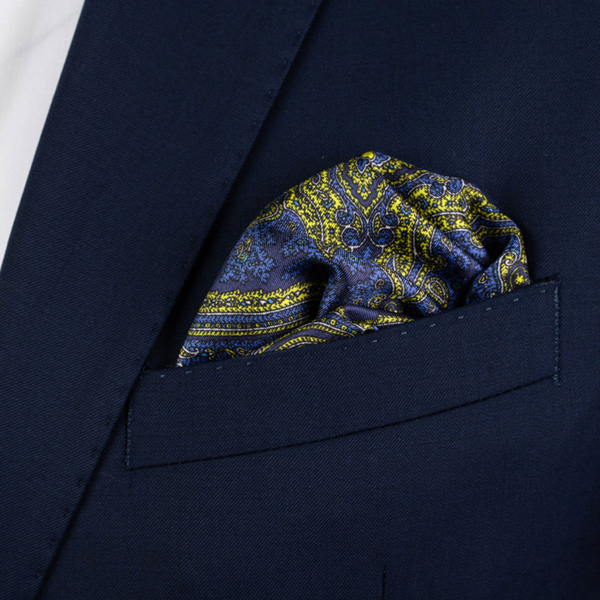 Einstecktuch aus Seidentwill mit Paisley-Muster in blau-gelb in Brusttasche