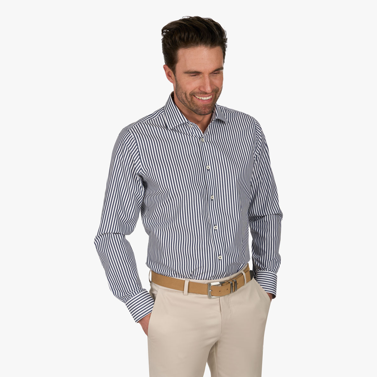 Slim Fit Hemd mit dunkelblauen und weißen Streifen