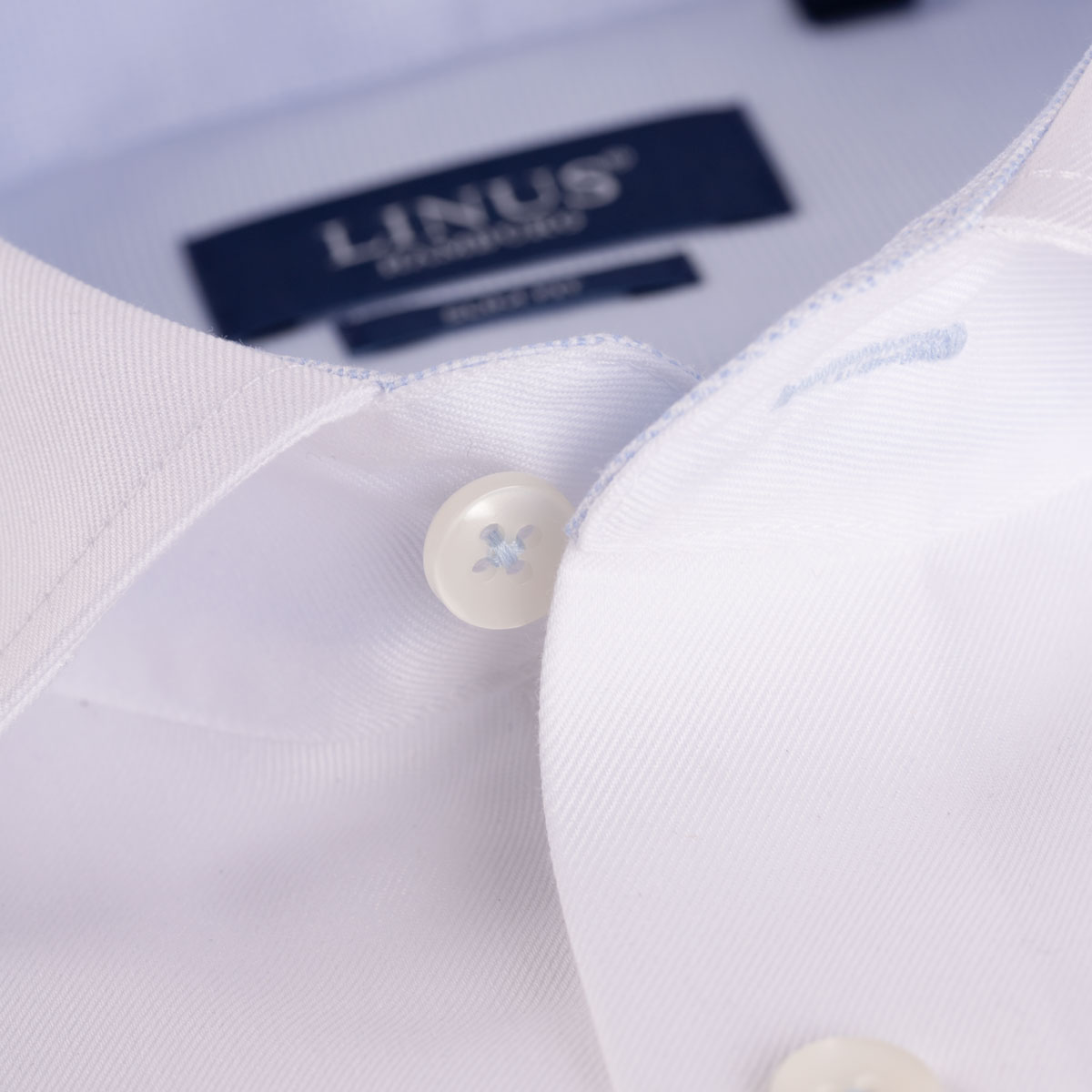 Slim Fit Hemd aus Baumwolle in weiß mit hellblauen Details