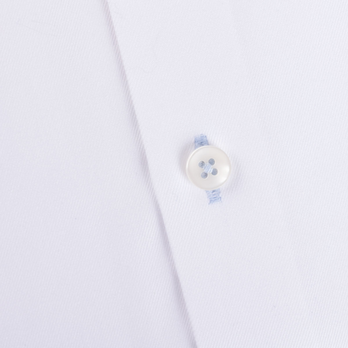 Slim Fit Hemd aus Baumwolle in weiß mit hellblauen Details
