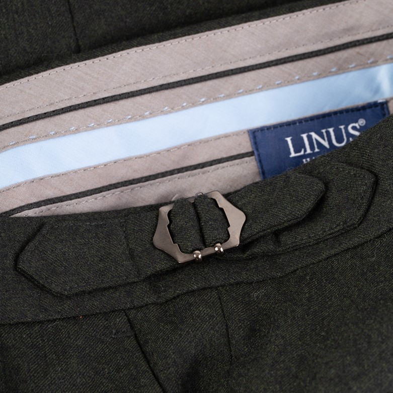 Anzughose mit seitlichen Stellriegeln zur stufenlosen Weitenverstellung