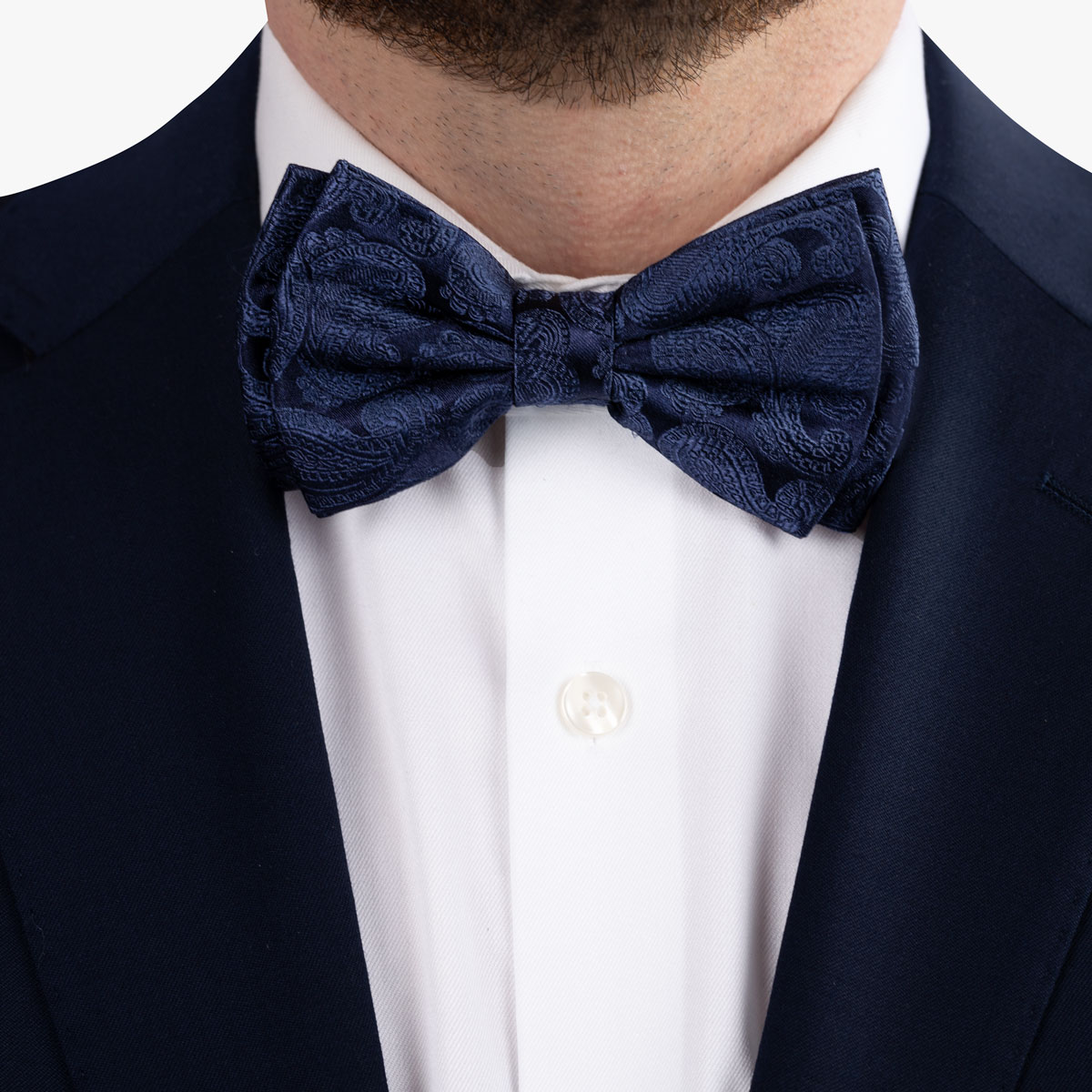 Vorgebundene Fliege mit dunkelblauem Paisleymuster