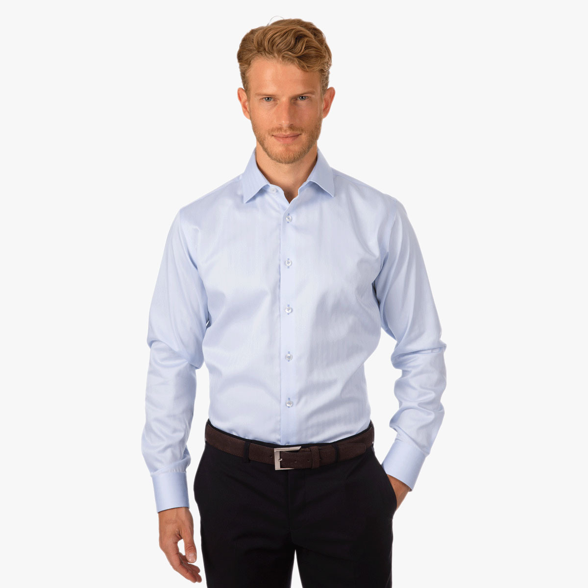 Hellblaues Modern Fit Hemd mit Fischgrat Modern Fit Hemd in hellblau mit Fischgratmuster