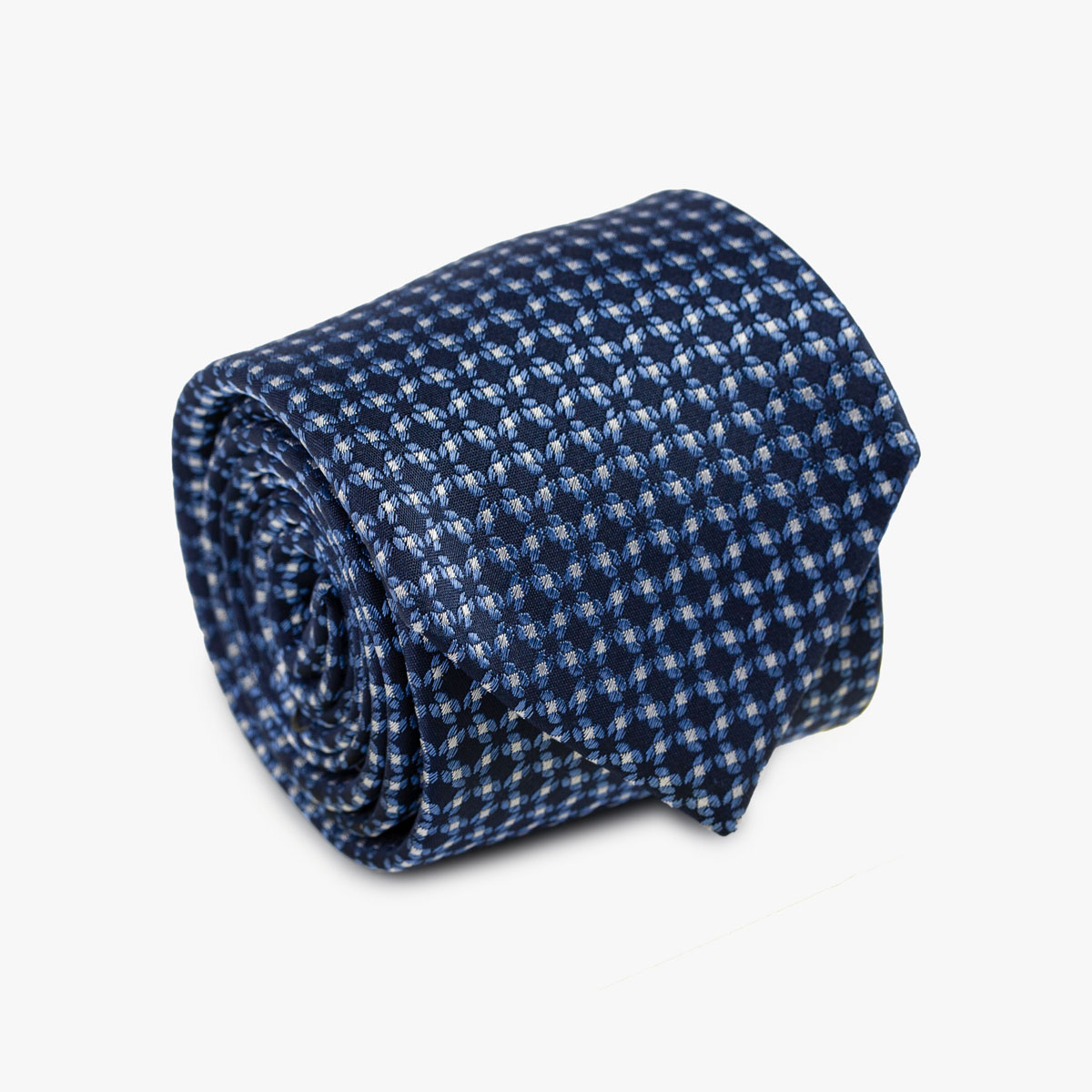 Aufgerollte Krawatte mit blauem Muster in dunkelblau